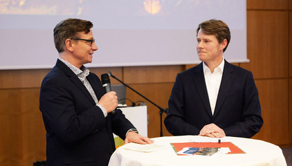 Die beiden Vorsitzenden der Konzerngeschäftsführung der Immanuel Albertinen Diakonie Andreas Mende und Thorsten Minuth begrüßen die Gäste bei der Weihnachtsfeier 2025 von Amalie Sieveking Krankenhaus, Residenz am Wiesenkamp, Feierabendhaus Volksdorf und Albertinen Kindertagesstätte Volksdorf auf dem Gesundheitscampus Volksdorf in Hamburg