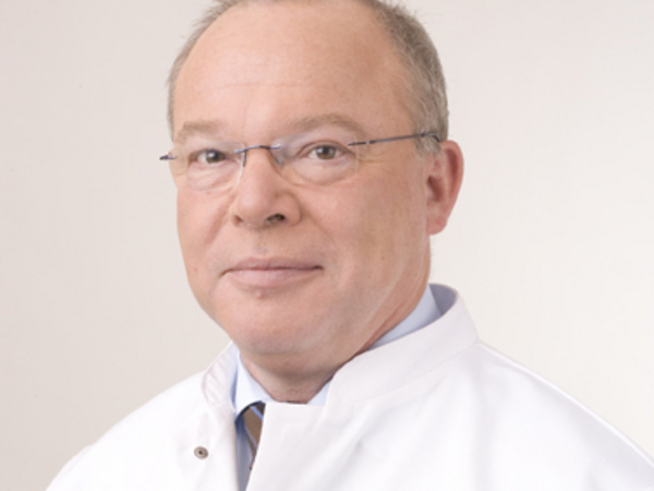 Prof. Dr. Karl-Wilhelm Ecker ist Leiter des Amalie Pouch Zentrums Hamburg mit langjähriger Erfahrung in der Pouch-Chirurgie