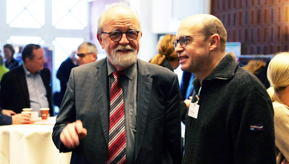 Der Ärztliche Direktor Prof. Dr. Ernst von Dobschütz unterhält sich mit einem Gast bei der Weihnachtsfeier 2025 von Amalie Sieveking Krankenhaus, Residenz am Wiesenkamp, Feierabendhaus Volksdorf und Albertinen Kindertagesstätte Volksdorf auf dem Gesundheitscampus Volksdorf in Hamburg